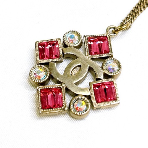 Collana con ciondolo logo