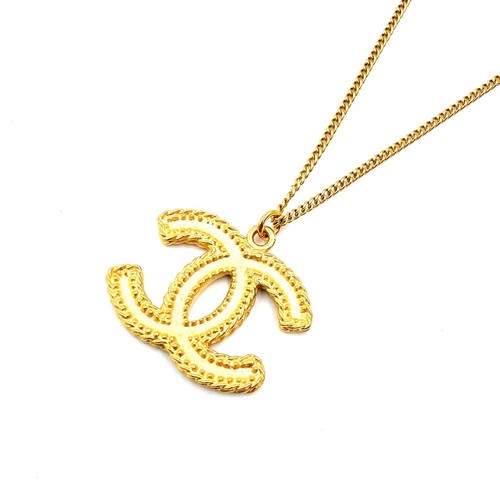 Collana con ciondolo grande